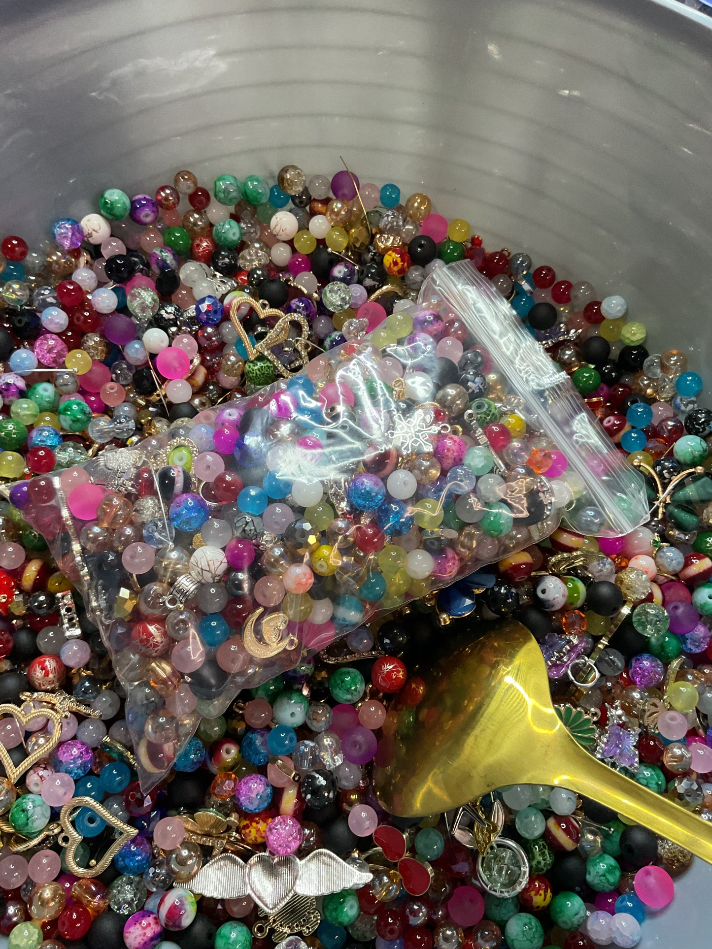 Bracelet beads scoop