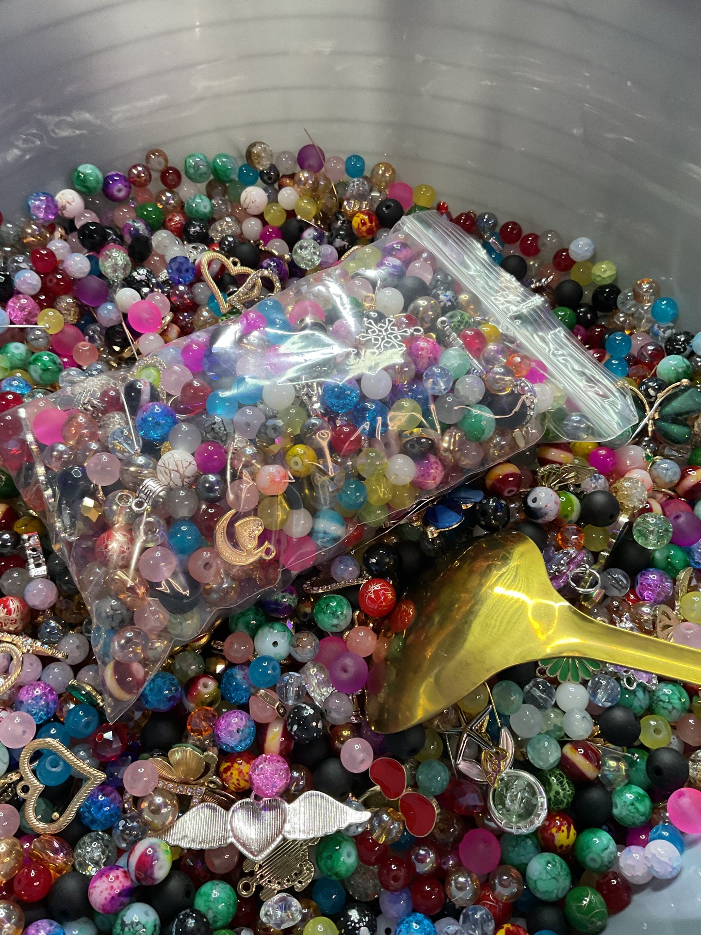 Bracelet beads scoop